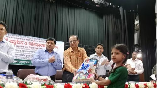 লক্ষ্মীপুর জেলা প্রশাসন আয়োজিত ‘আন্ত: প্রাথমিক বিদ্যালয় বিতর্ক প্রতিযোগিতার’ পুরস্কার বিতরণ করেন প্রাথমিক ও গণশিক্ষা মন্ত্রণালয়ের উপদেষ্টা অধ্যাপক বিধান রঞ্জন রায় পোদ্দার